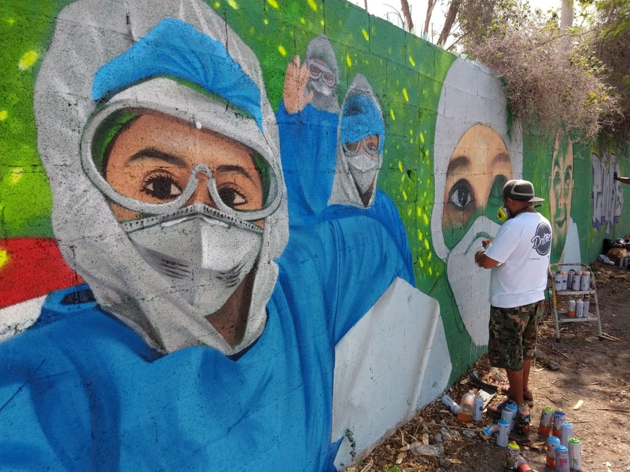 Grafitero homenajea a trabajadores del sector salud en Mérida