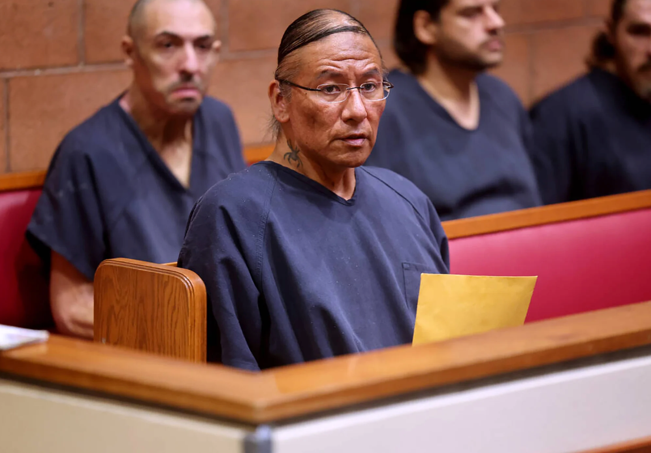 Nathan Chasing Horse, actor de 'Danza con lobos', es condenado a cadena perpetua por agresión sexual