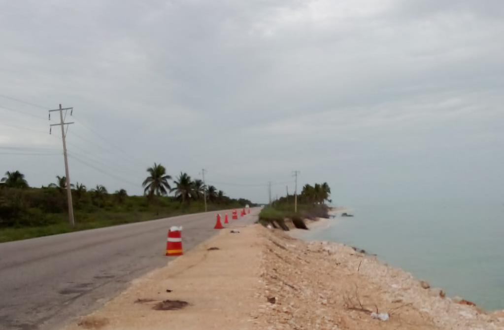 Oleaje y marejadas provocan erosión y ponen en riesgo tramo carretero en la costa de Campeche