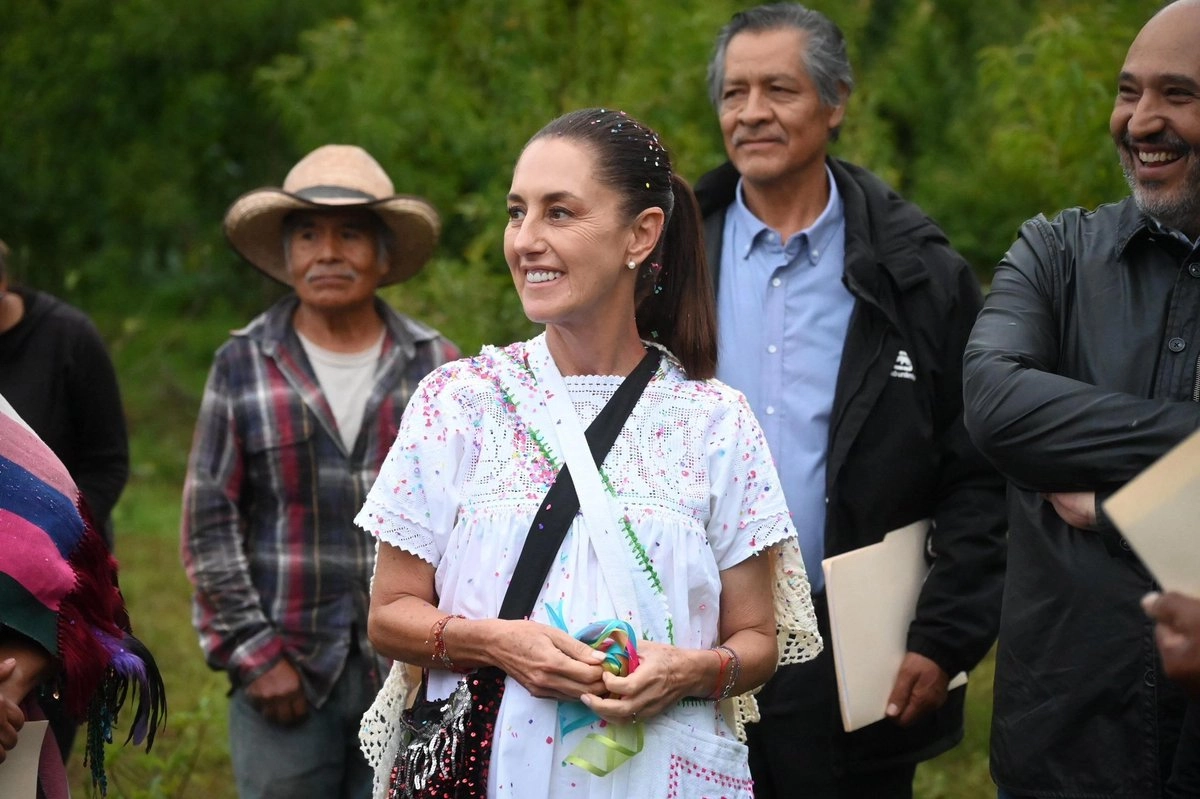 En gira por Zacatecas, Claudia Sheinbaum asegura a maestros que no habrá acuerdos ''en lo oscurito''