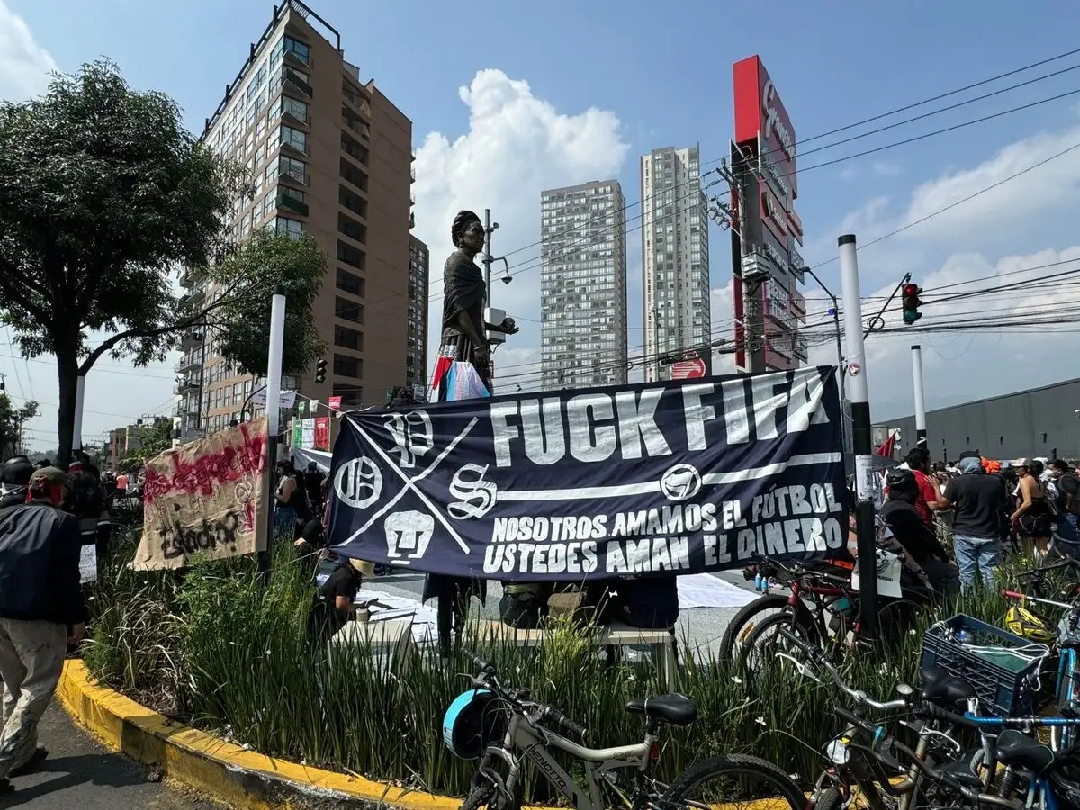 Bloque negro irrumpe en marcha ''anti Mundial'' de estudiantes; causa destrozos y agrede transeúntes