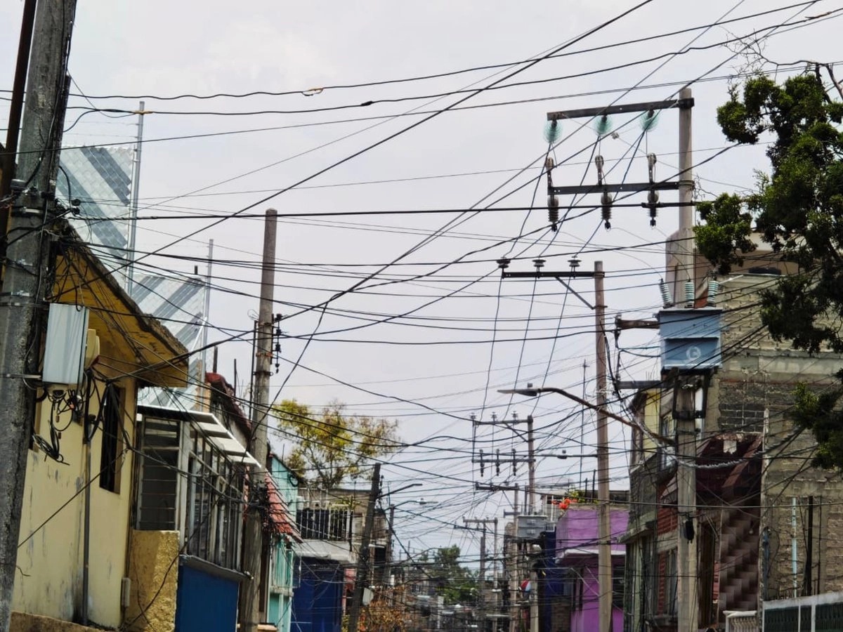 Cableado eléctrico en desuso, riesgo latente en CDMX; labores de retiro, en el olvido