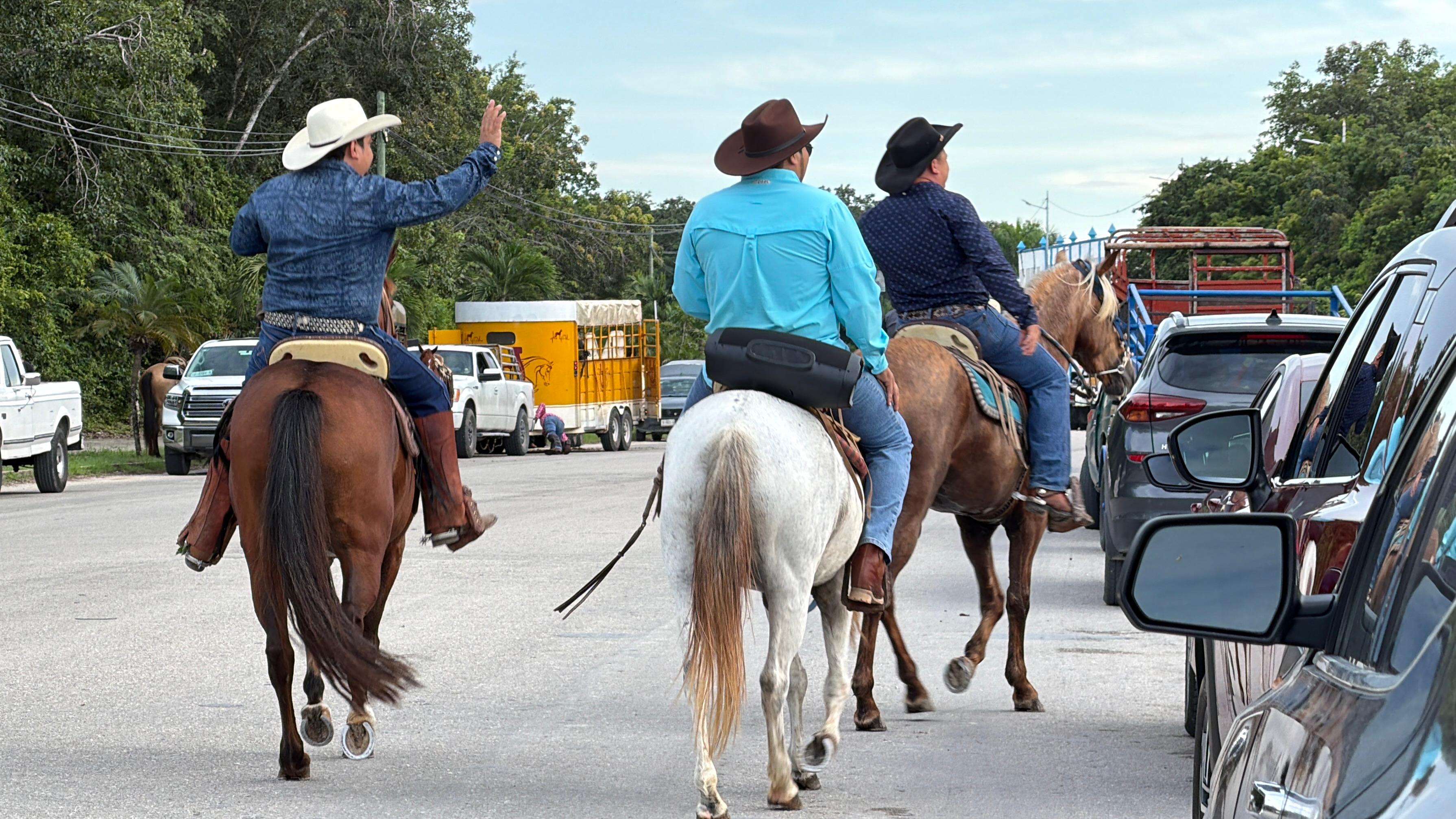 Participan más de 500 jinetes en cabalgata en Tulum