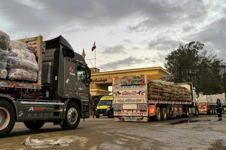 Más de cien camiones de ayuda humanitaria cruzan el paso de Rafah hacia Gaza