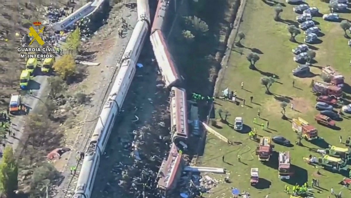 Al menos 64 muertos por la colisión de dos trenes de alta de velocidad en España