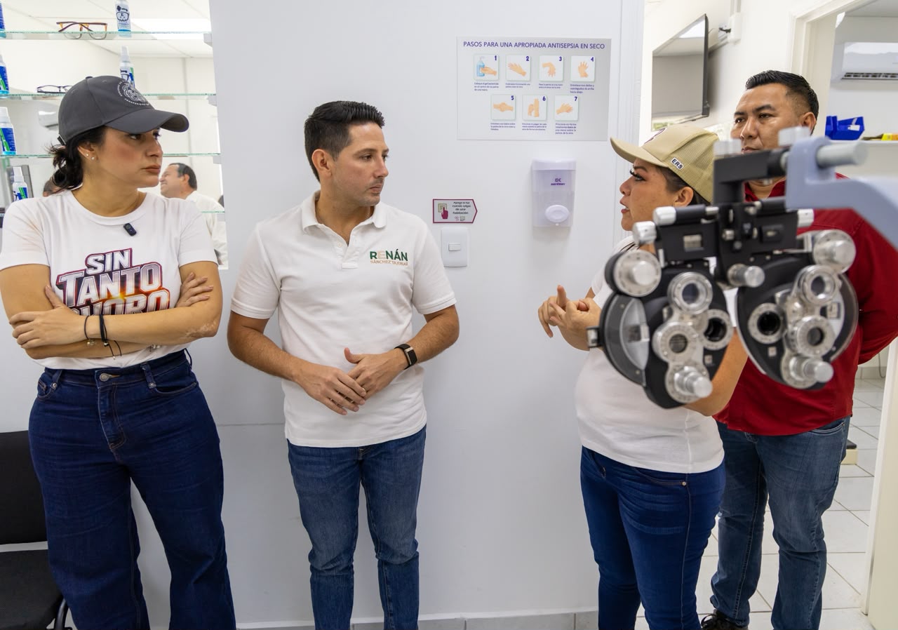 Estefanía Mercado y Renán Sánchez visitan la clínica municipal de la colonia Zazil Há