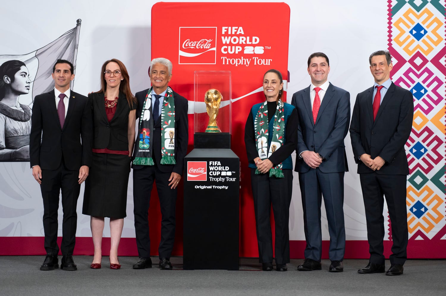 Claudia Sheinbaum presenta la copa del Mundial de Futbol 2026 que será exhibida en CDMX