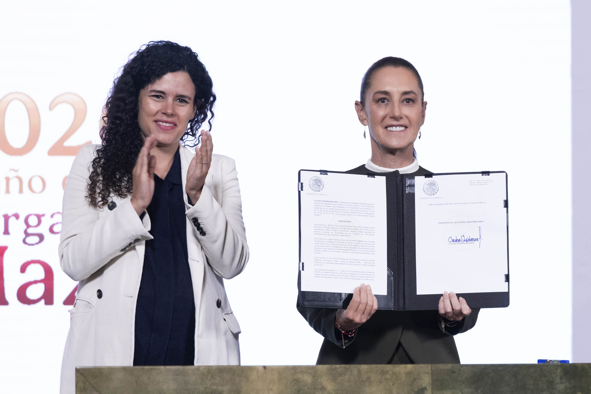 Sheinbaum firma decreto que obliga a plataformas digitales a retirar contenido que promueva la violencia