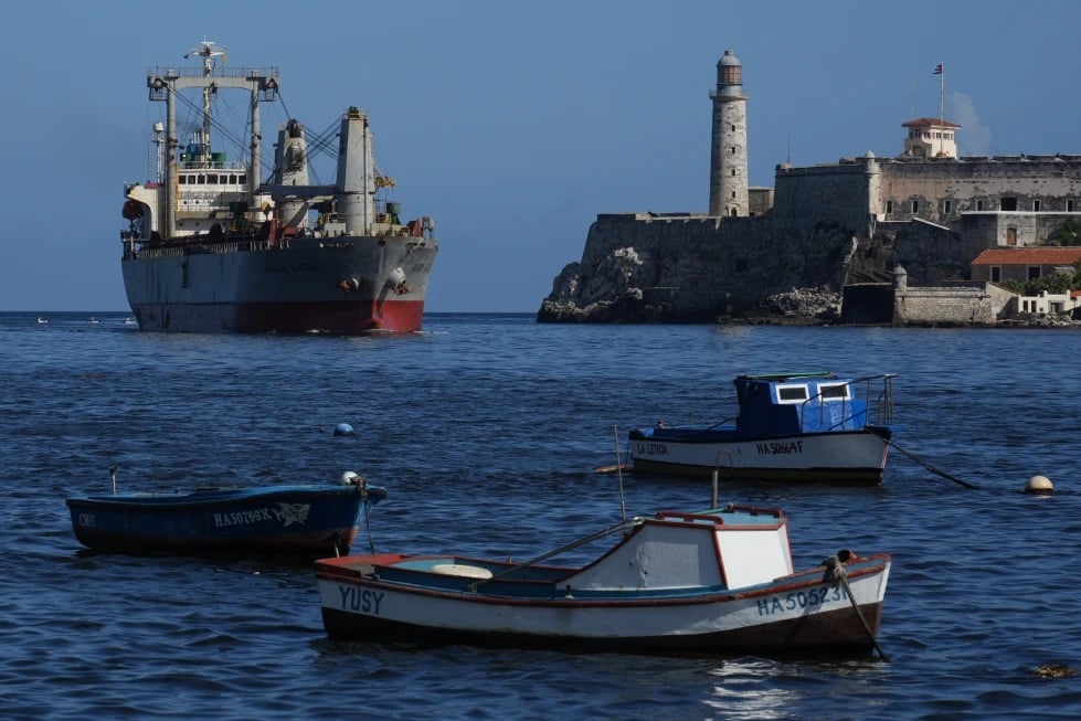 Buque comercial con ayuda de México y Uruguay arriba a La Habana