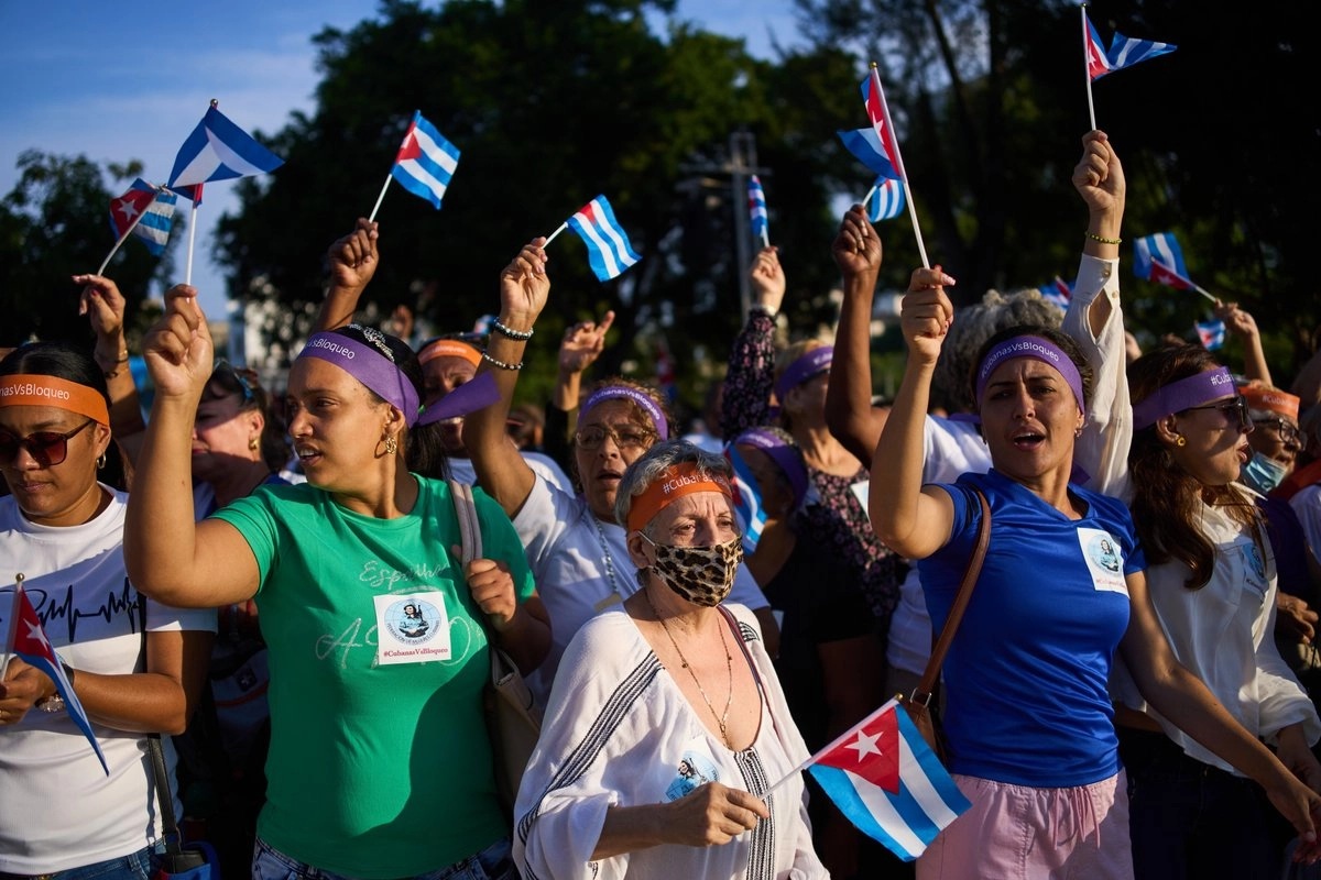 Cientos de mujeres protestan en Cuba contra política y bloqueo de EU