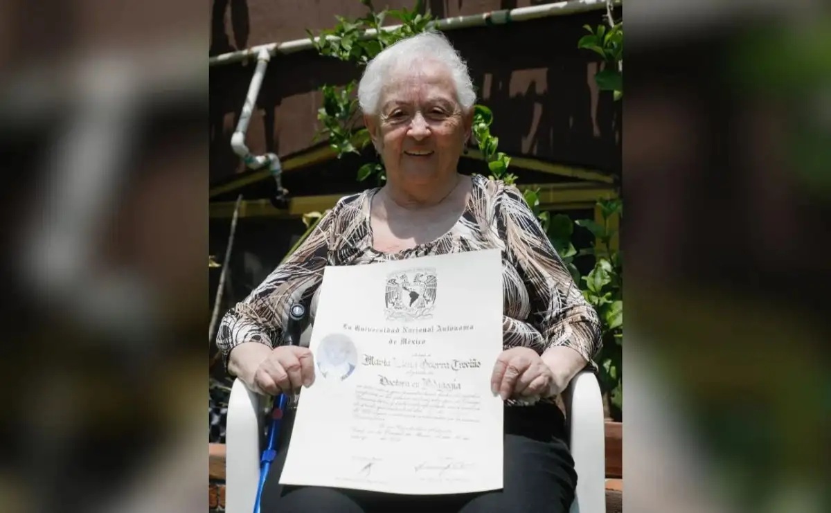 A los 89 años, mujer se titula del doctorado en pedagogía por la UNAM