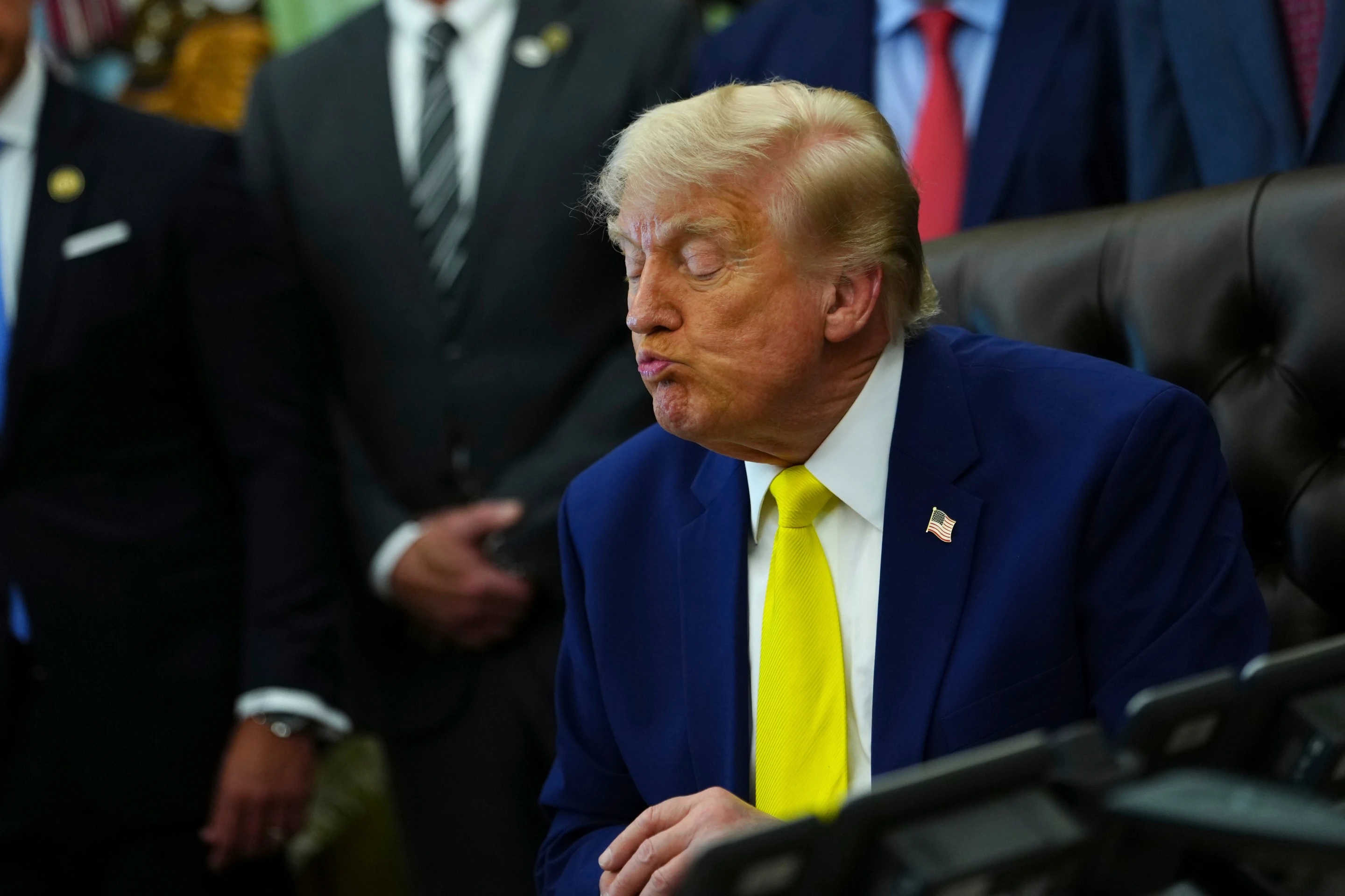 Intensifica Trump artimañas para intimidar a votantes en elecciones intermedias de EU