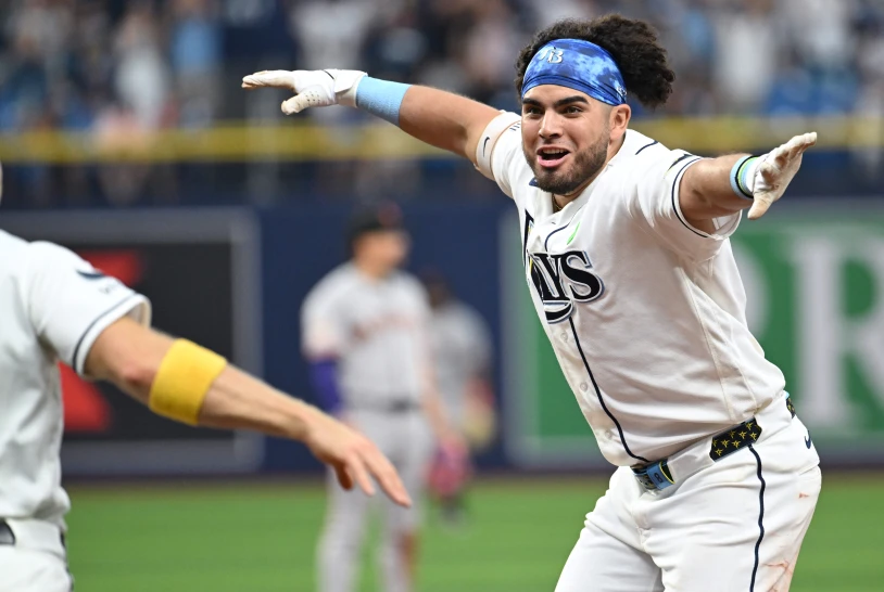 Con sencillo de Aranda, los Rays vencen 2-1 a los Gigantes y los barren