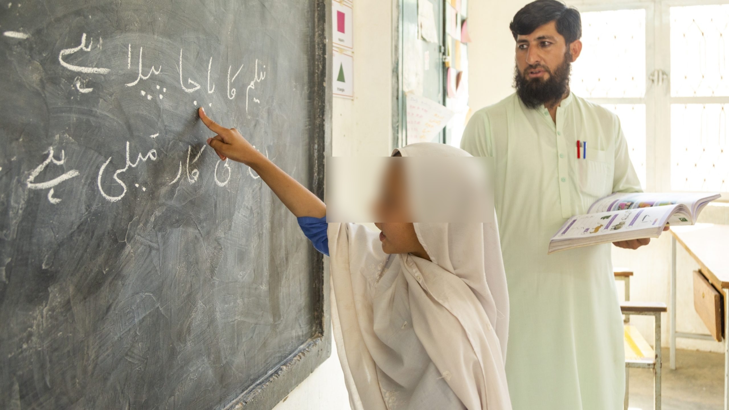 Se derrumba el techo de una escuela en Pakistán y mueren 14 niños