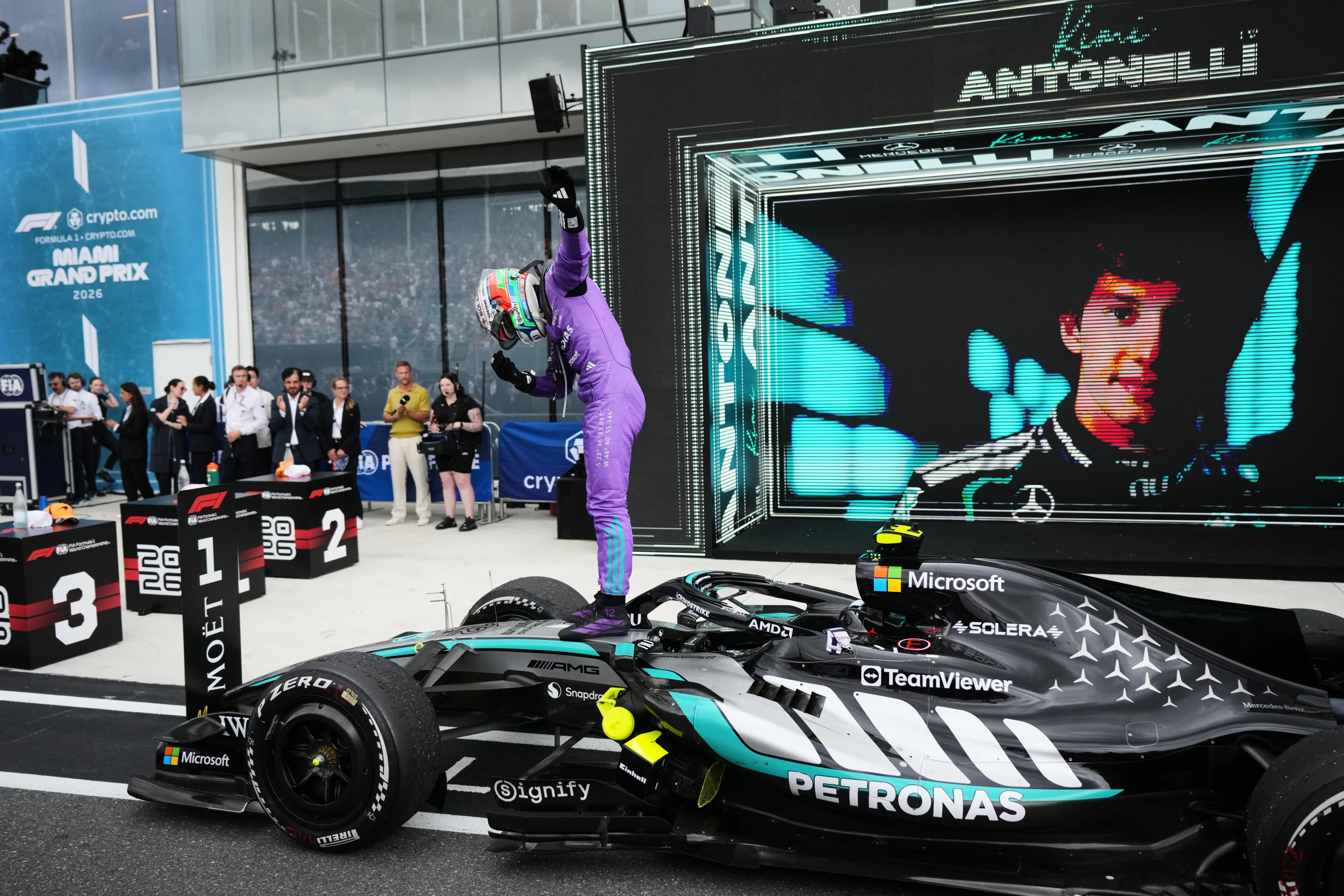 Kimi Antonelli gana el Gran Premio de Miami; Checo Pérez, en el lugar 16