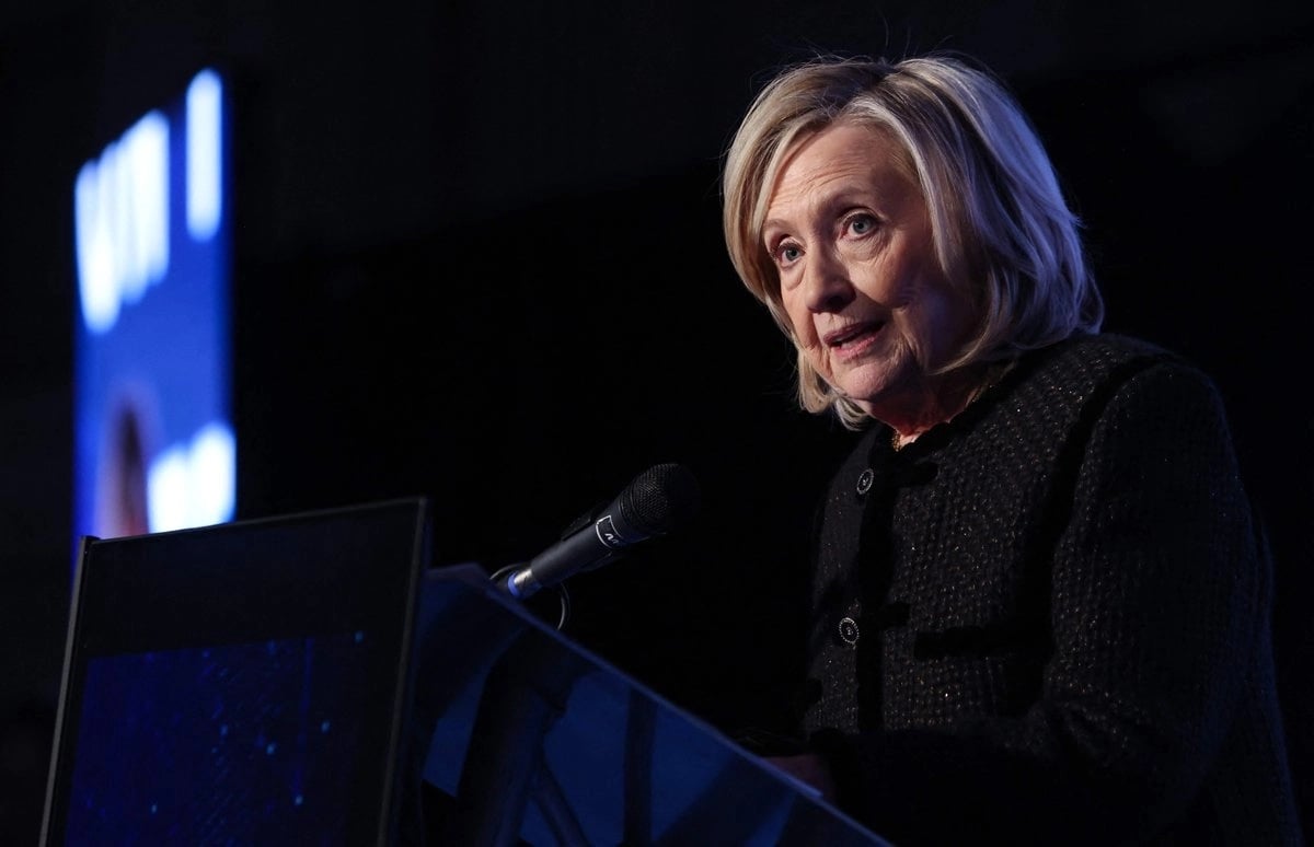 Hillary Clinton acusa a Trump de orquestar un ''encubrimiento'' en relación con caso Epstein