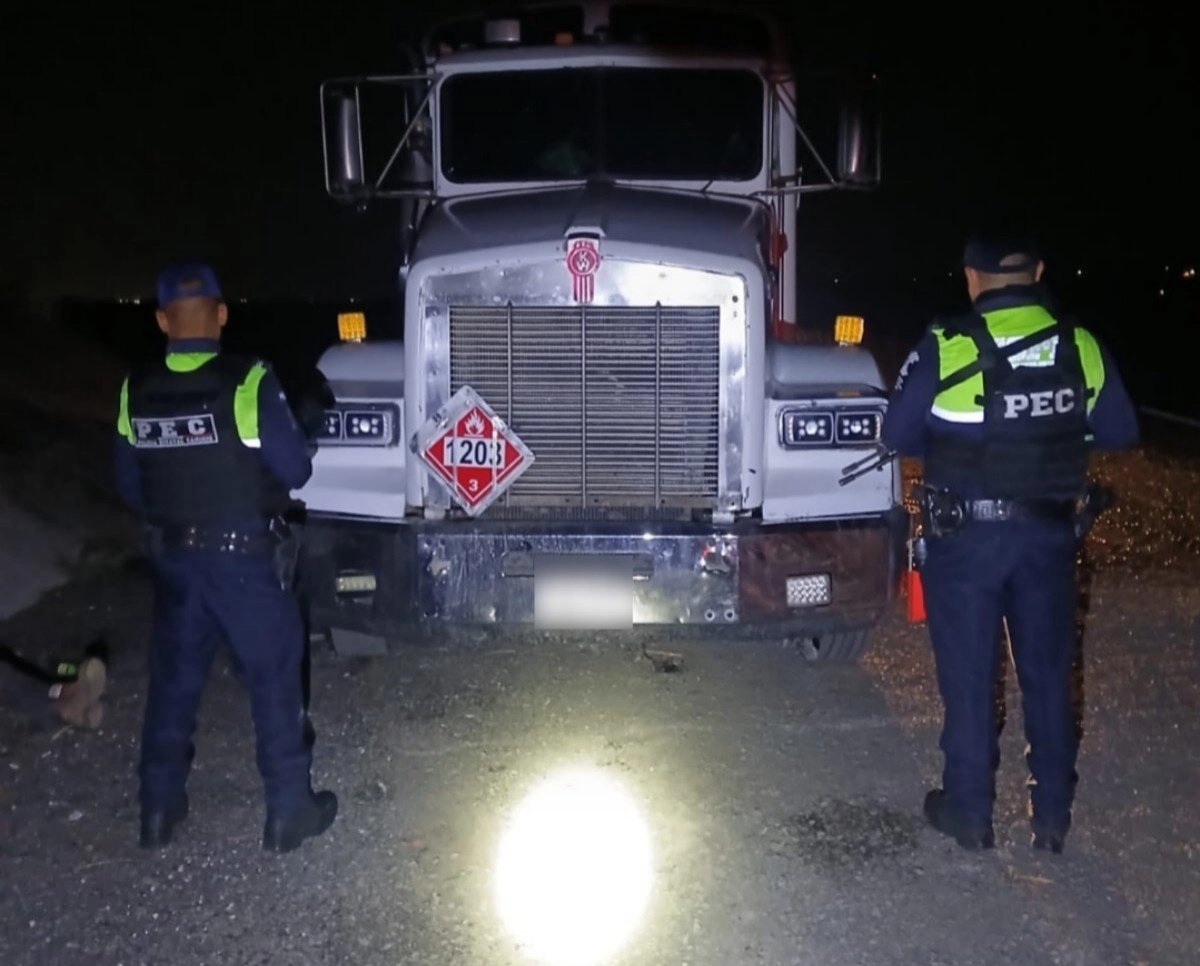 Decomisan tractocamión cisterna con 21 mil litros de ‘huachicol’ en Guanajuato