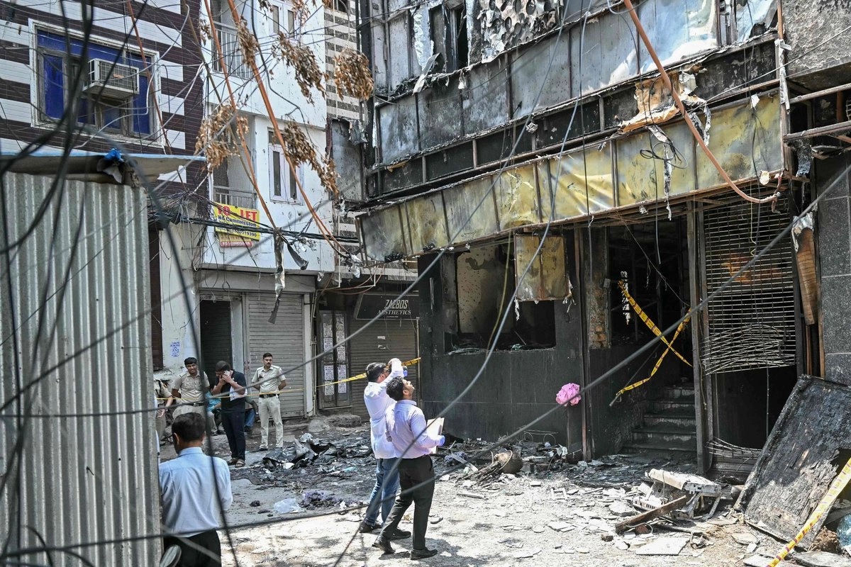 Incendio en hotel de Nueva Delhi, India, dejó al menos 21 fallecidos