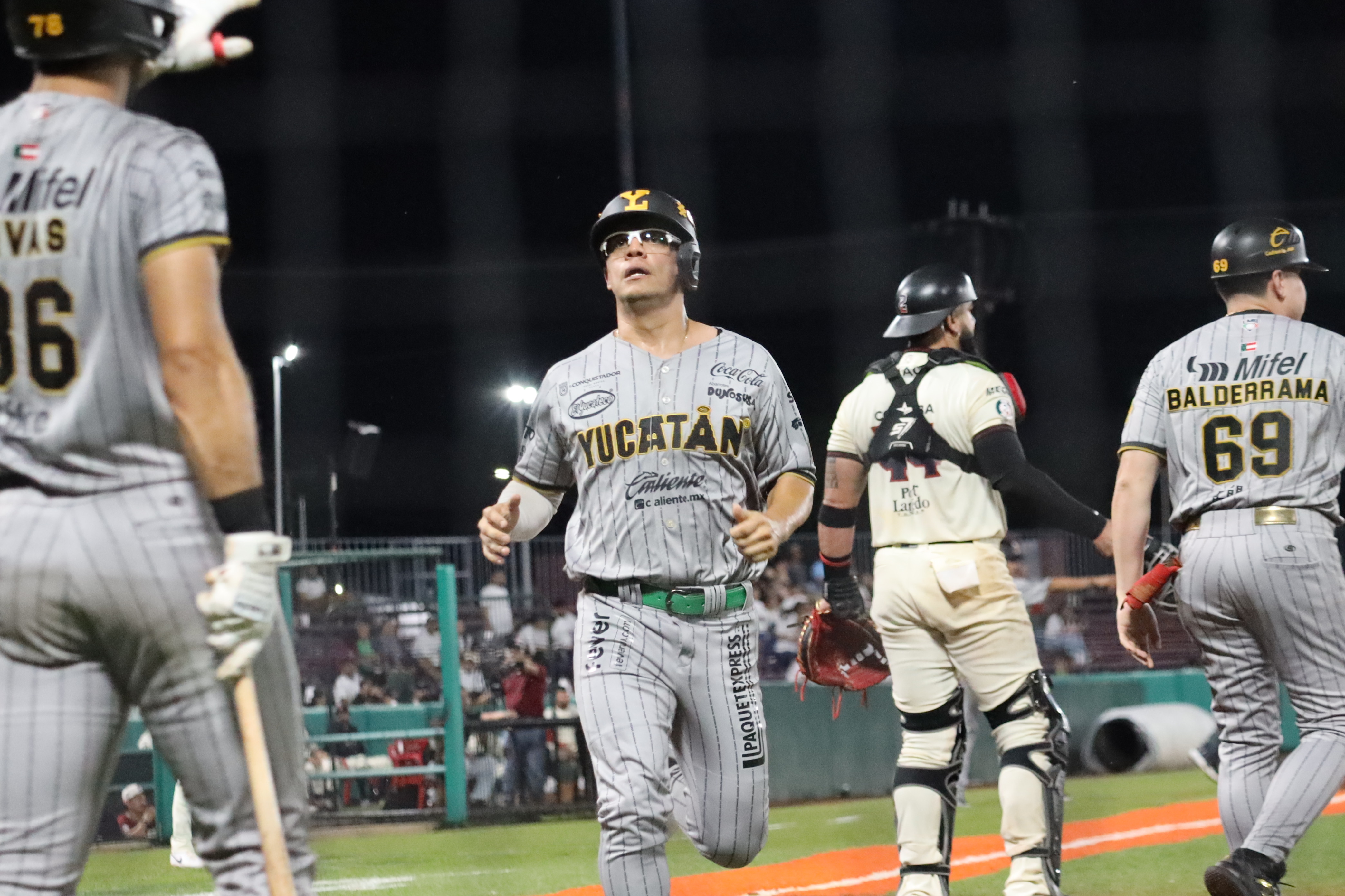 Los Leones batean 16 hits y pegan primero en la frontera: 9-2