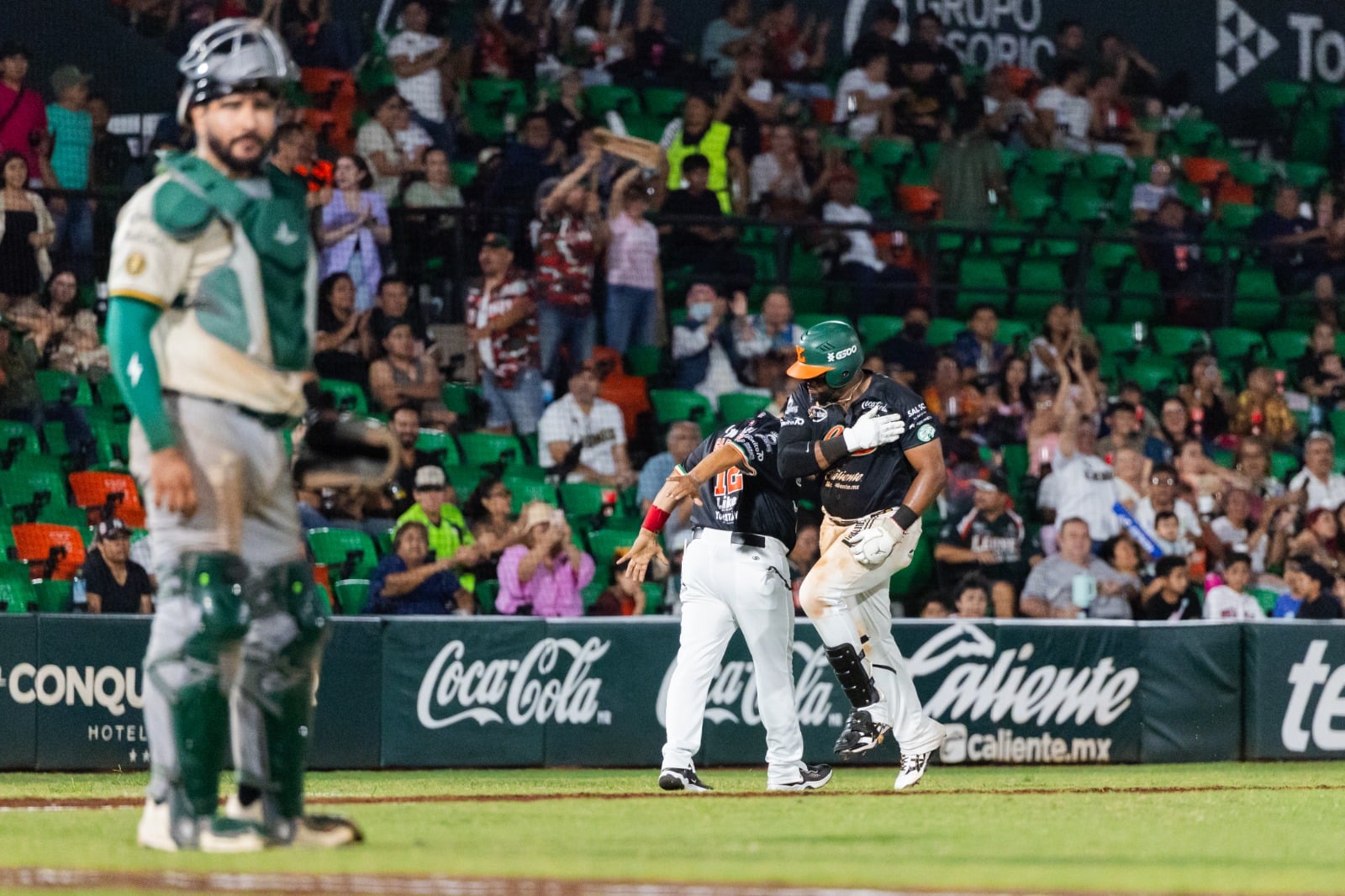 Drake batea dos jonrones, pero los Bravos barren a los Leones: 4-3