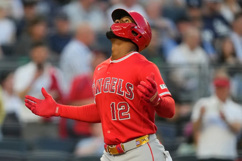 Trout batea jonrón por tercera vez en dos juegos; los Serafines disparan cinco bambinazos y vencen a los Yankees 7-1