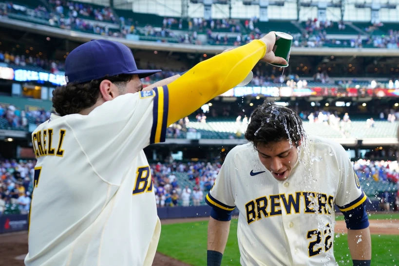 Sin hit en siete entradas, Milwaukee remonta en la octava y vence 2-1 a San Luis