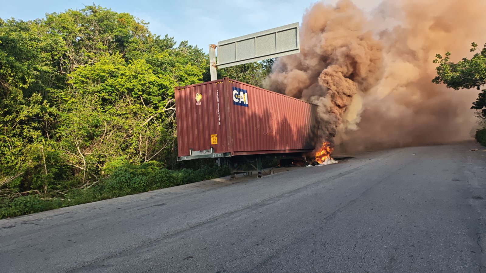 Se incendia en Tulum unidad que transportaba ácido tricloroisocianúrico seco