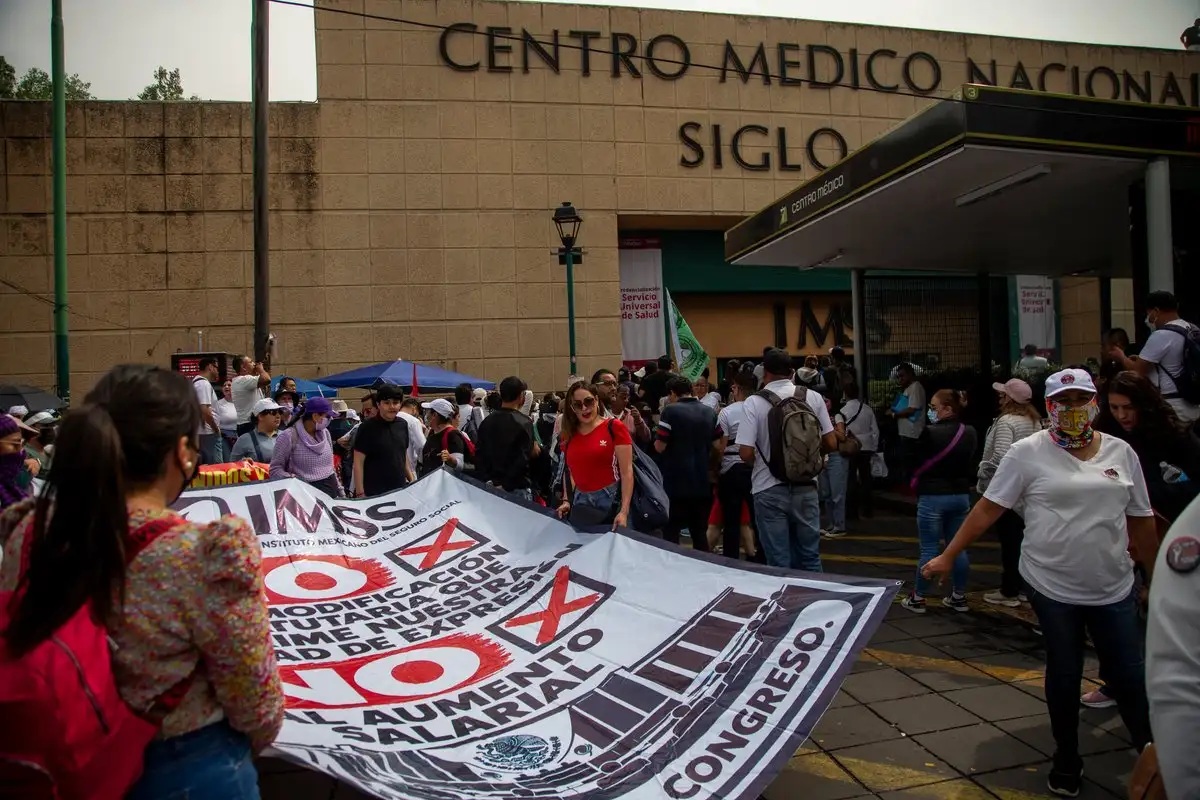 Inicia proceso de escucha al personal ''piso por piso'' para conocer directamente afectaciones en hospitales del IMSS: Zoé Robledo