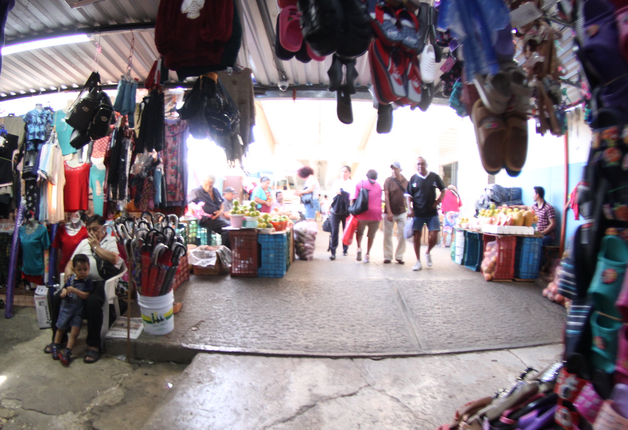 Problemas de estacionamiento en el mercado Alonso Felipe de Andrade afectan las ventas