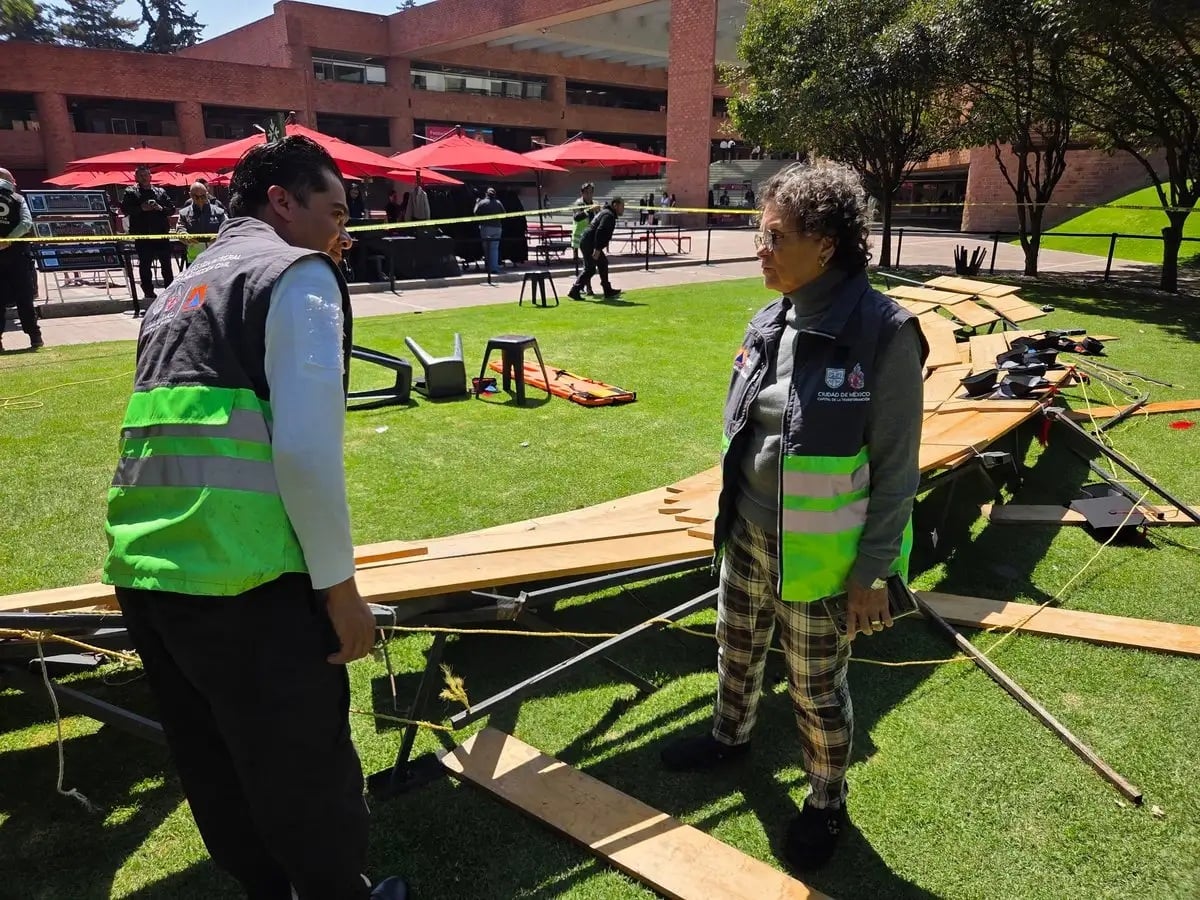 Se derrumba templete durante foto de generación en la Ibero; hay 23 lesionados