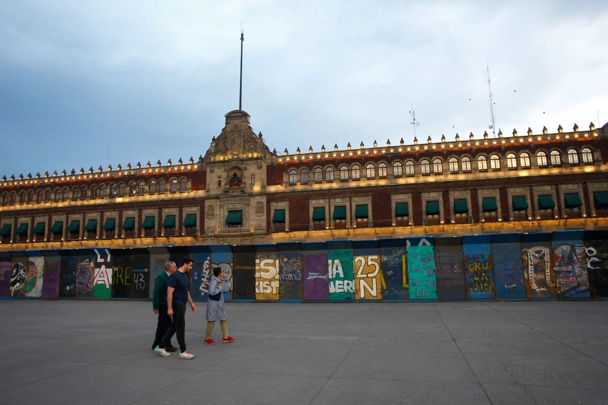 Sheinbaum asegura que se sancionó a persona que se asoleó en ventana de Palacio Nacional