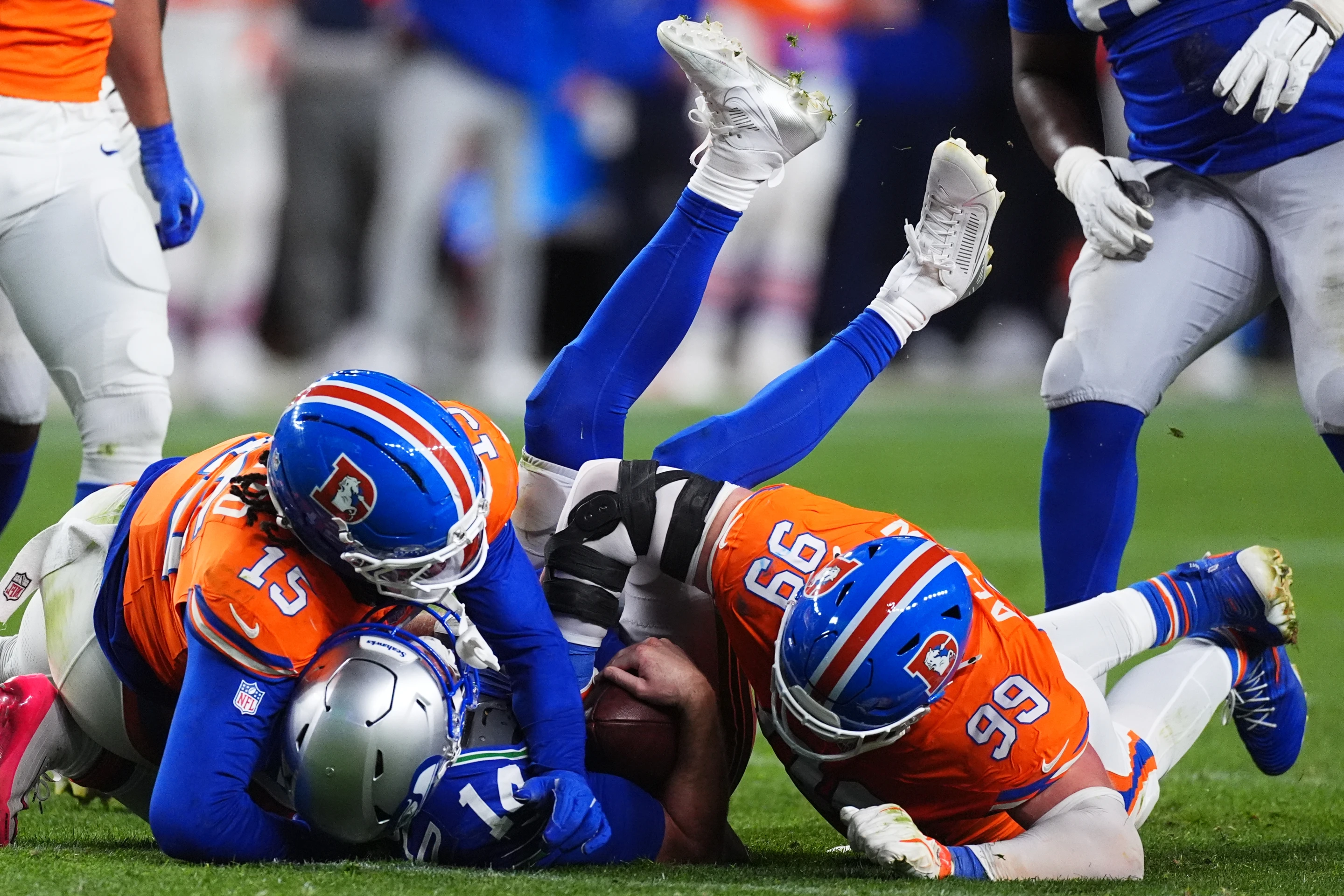 Seattle, campeón de la NFL, tiene récord de 3-3 tras caer ante Denver