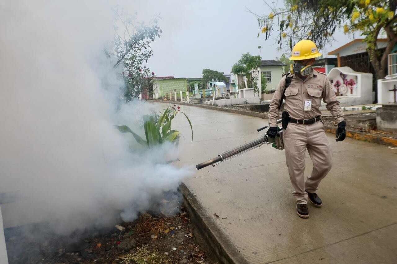 Despliegan amplio operativo de nebulización y descacharrización en Playa del Carmen