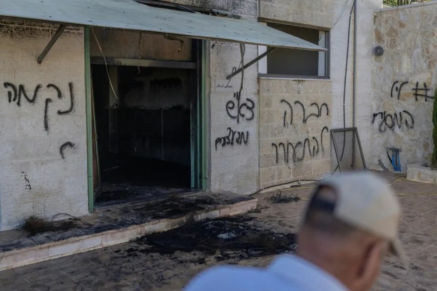 Colonos israelíes incendian dos mezquitas en Cisjordania, según las autoridades