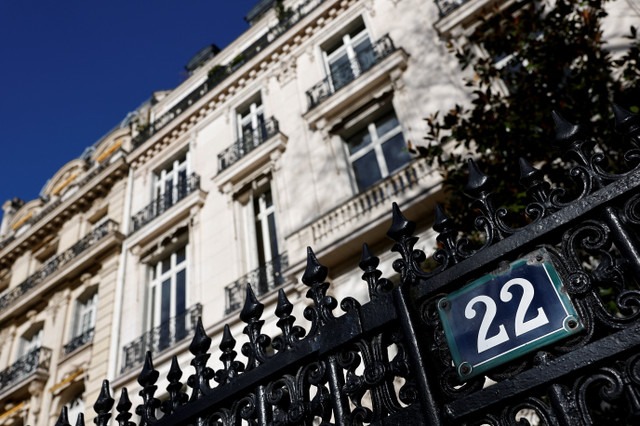 Revelan imágenes de apartamento de Epstein en París: Sala de masajes, peluches y fotos de mujeres