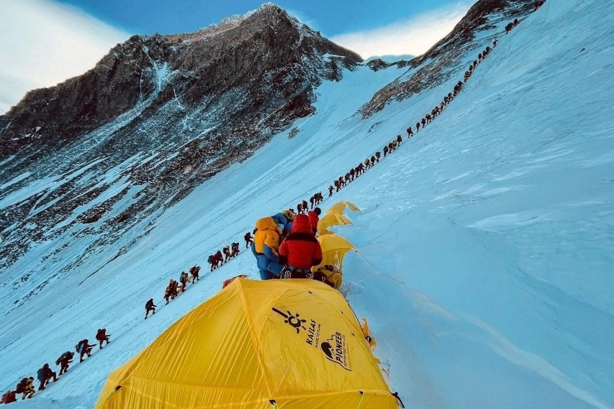 Orina de escaladores en el Everest derrite 2 mil 500 toneladas de hielo por año, revela investigación