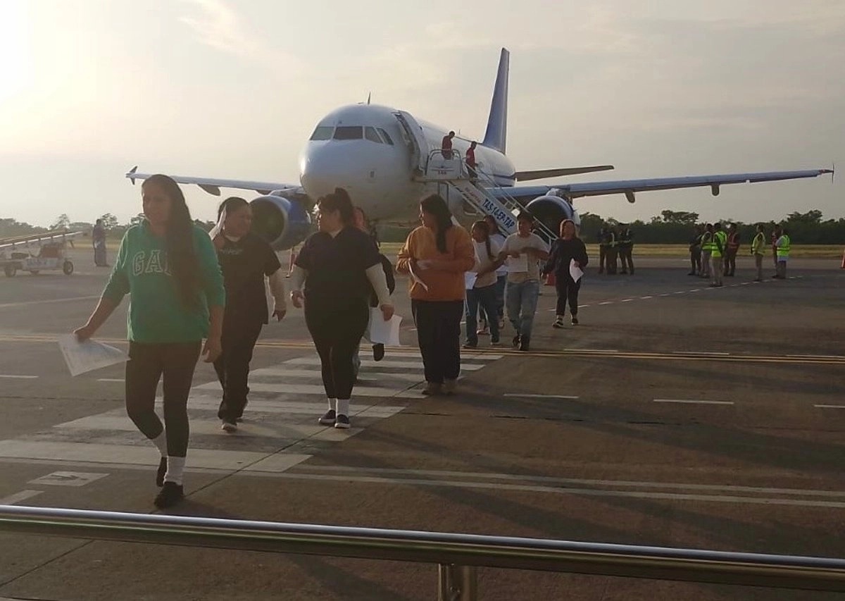 EU intensifica deportaciones: llegan nueve vuelos con mil 200 mexicanos a Tapachula