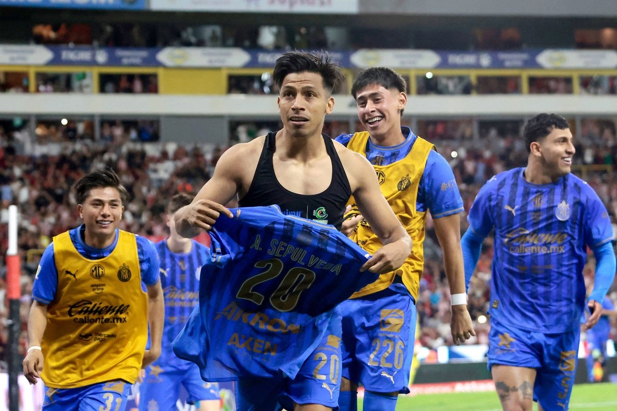 Chivas se lleva el clásico tapatío y Cruz Azul sigue como líder en la Liga Mx