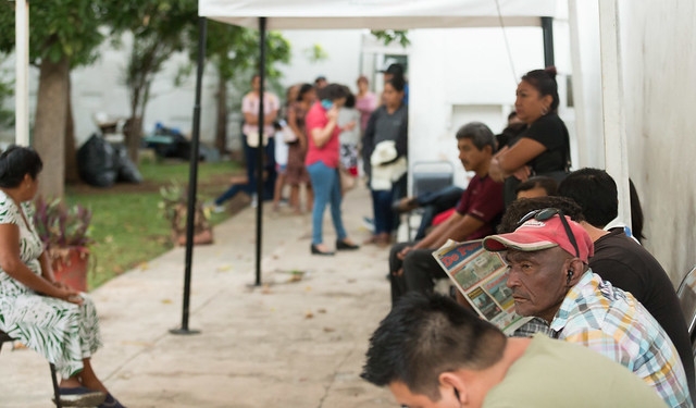 Yucatecos hacen largas filas para recibir atención dermatológica