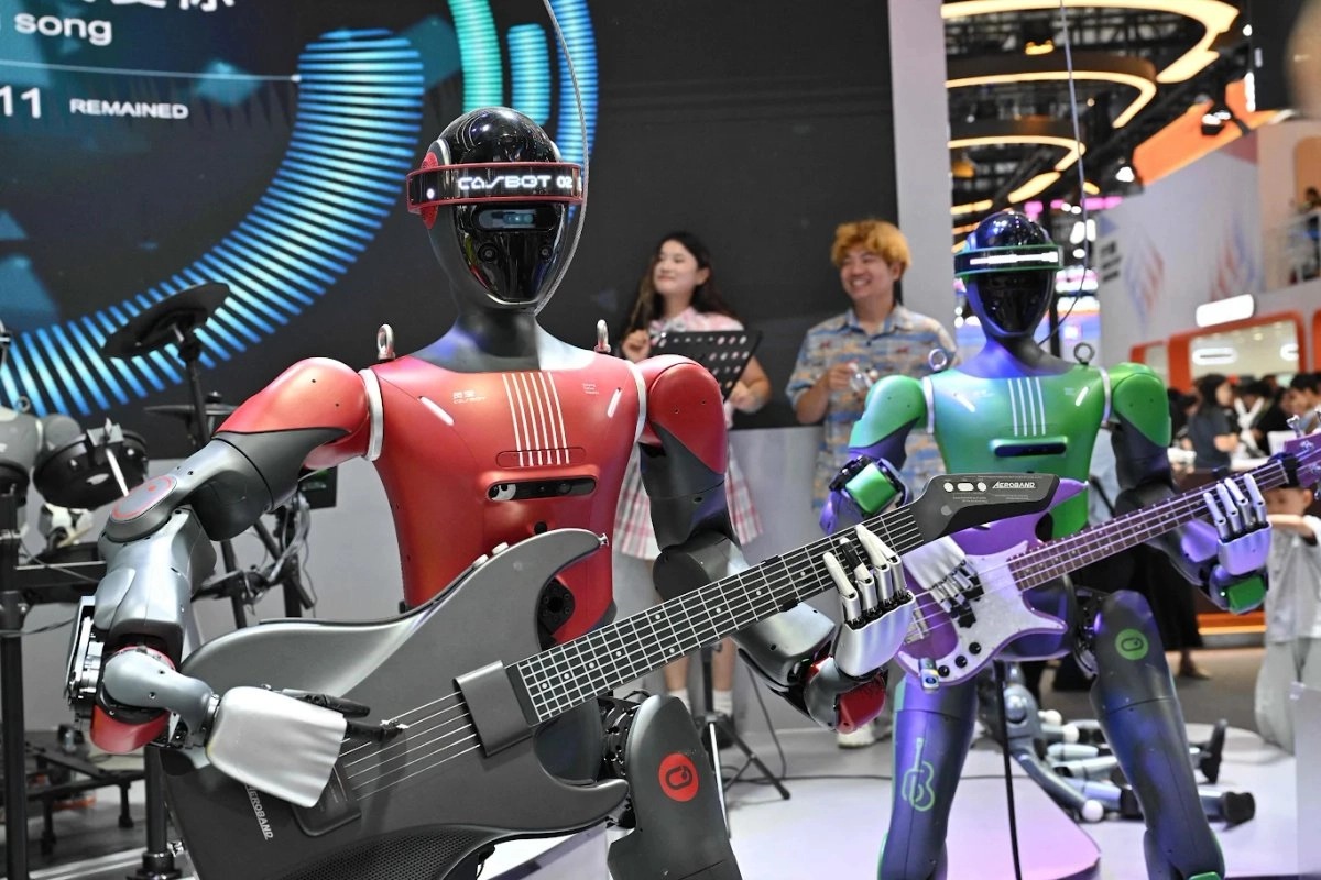 China presenta robots humanoides para el trabajo en industria y hogar