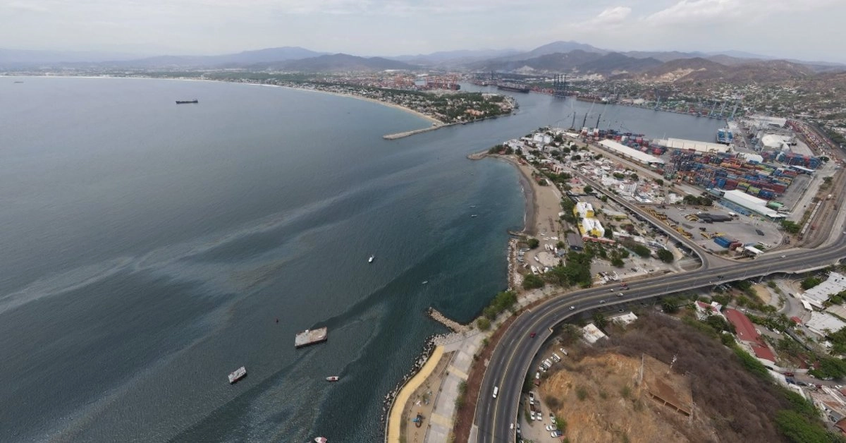 Pemex descarta que el derrame de hidrocarburo en Manzanillo sea su responsabilidad