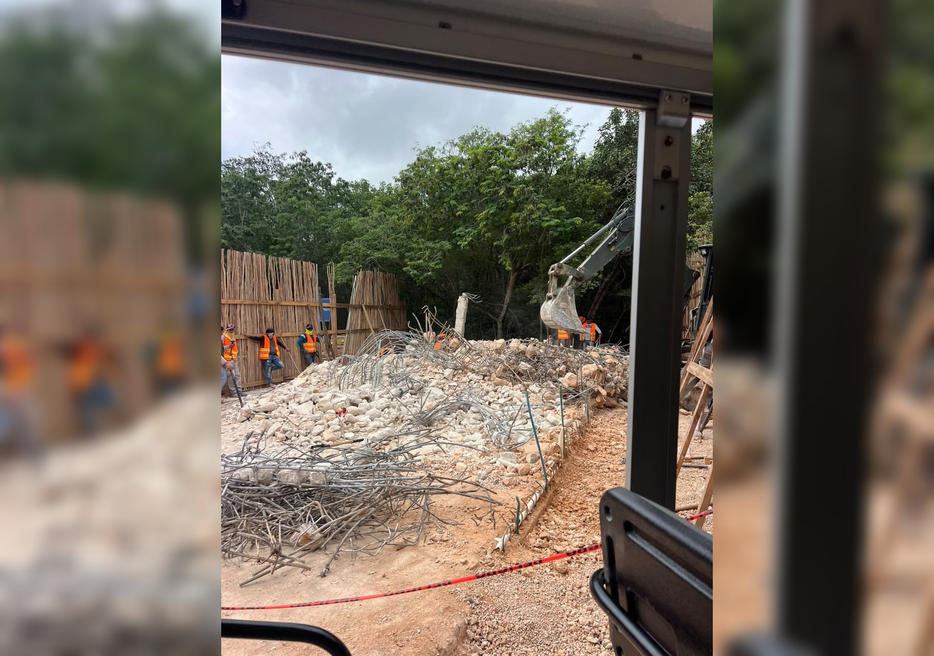 Demuelen muro a la entrada del Parque del Jaguar en Tulum