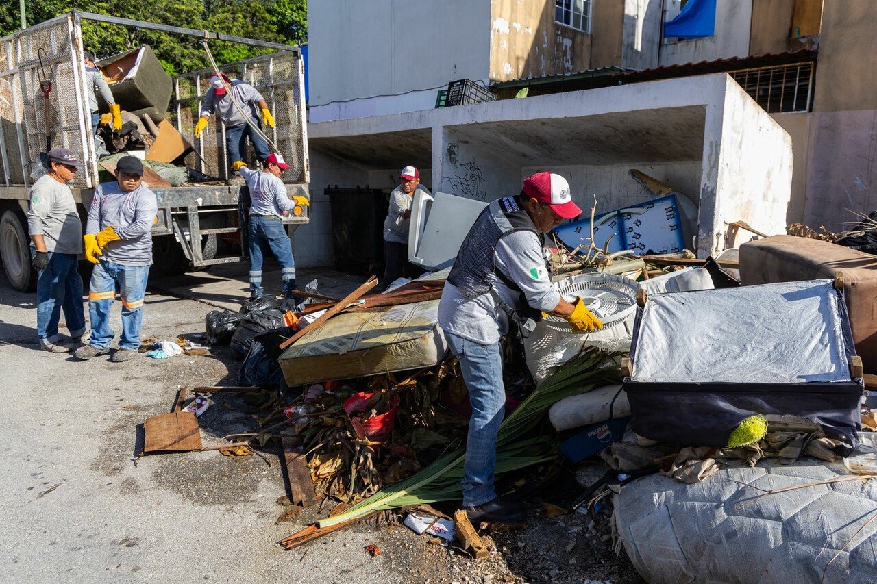 Estefanía Mercado encabeza jornada de descacharrización en Villas del Sol