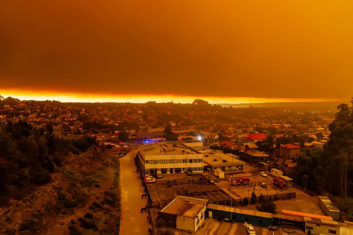 Incendios forestales arrasan comunidades en Chile y dejan al menos 18 muertos; gobierno decreta catástrofe