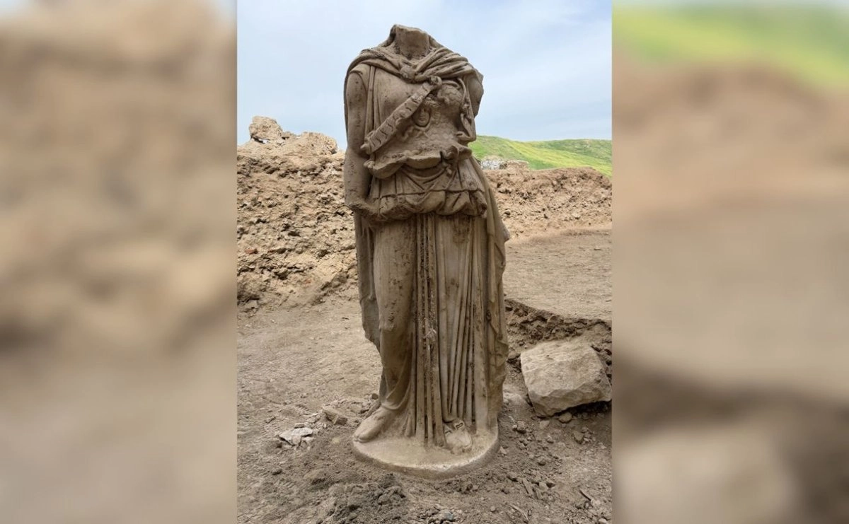 Descubren estatua de Atenea de dos metros en el Teatro Occidental de Laodicea, Turquía