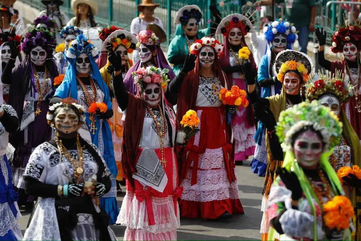 Desfile de Día de Muertos inunda la CDMX con color, tradición y memoria