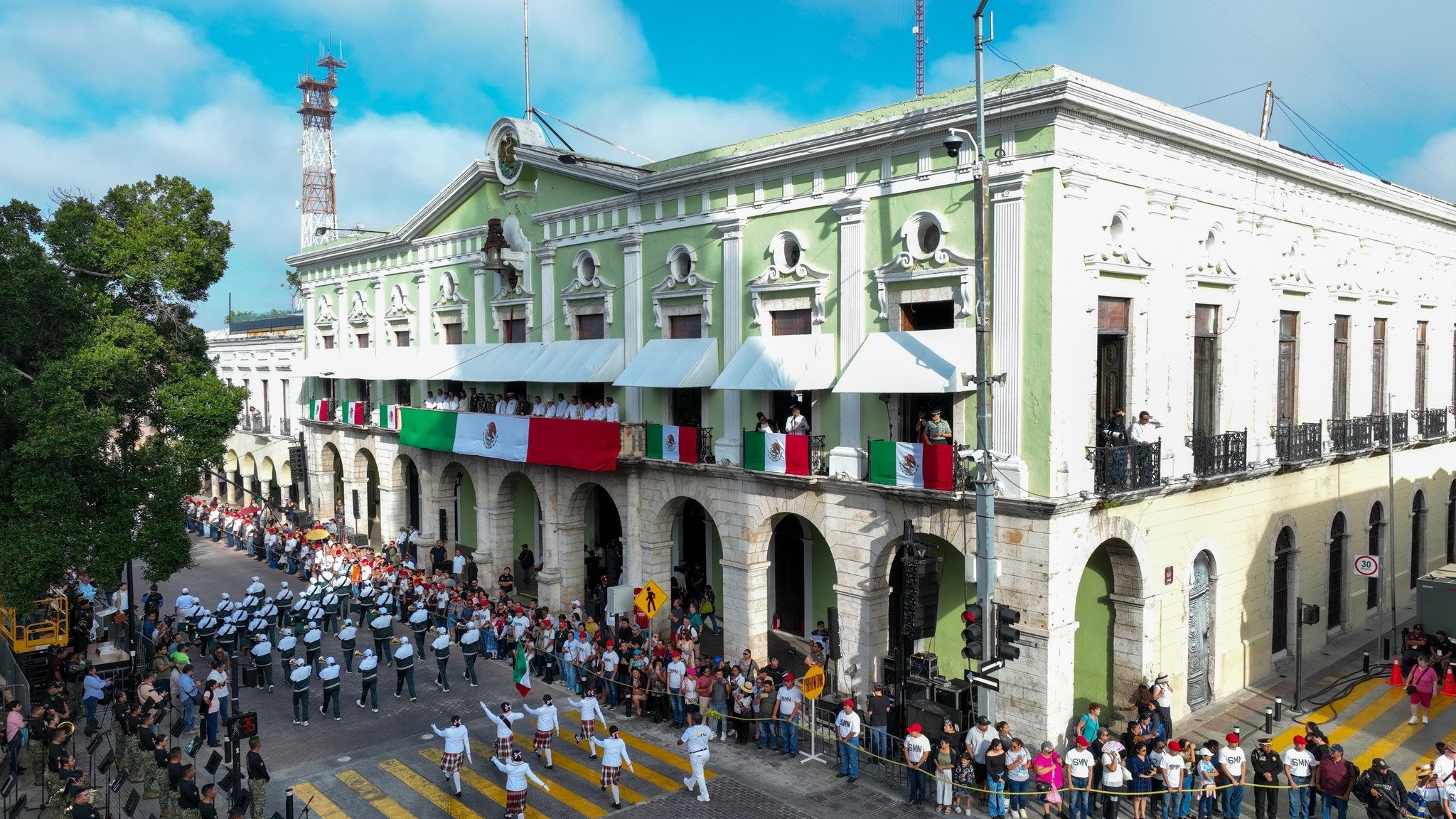 Joaquín Díaz Mena encabeza homenaje cívico y desfile del 115 aniversario de la Revolución Mexicana en Mérida