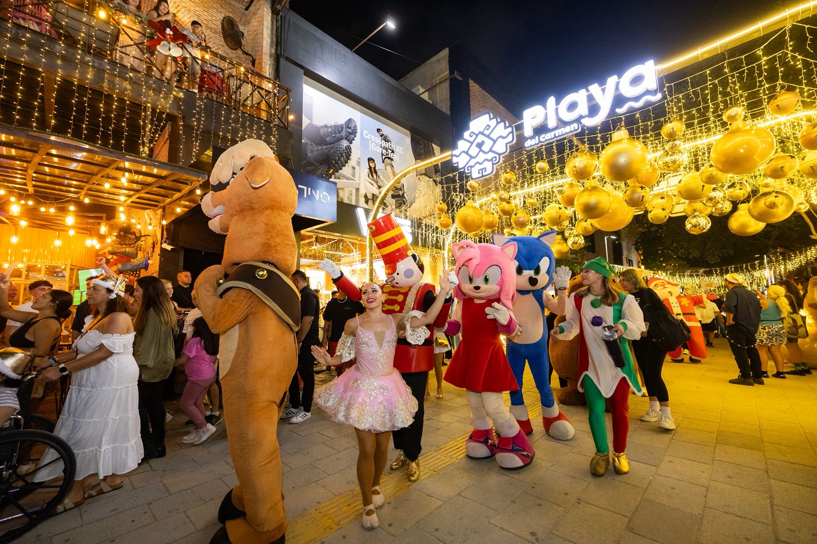Miles de playenses y turistas disfrutan del desfile navideño en la Quinta Avenida de Playa