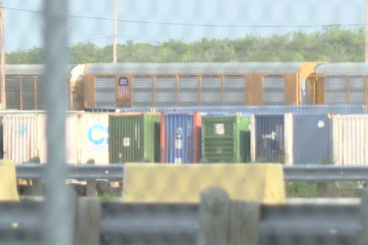 Hallan 6 muertos en vagón de tren de carga en ciudad fronteriza de Texas