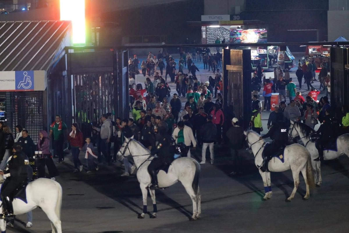 Detienen a 15 personas por reventa de boletos y dos por comercio de droga en el estadio Azteca